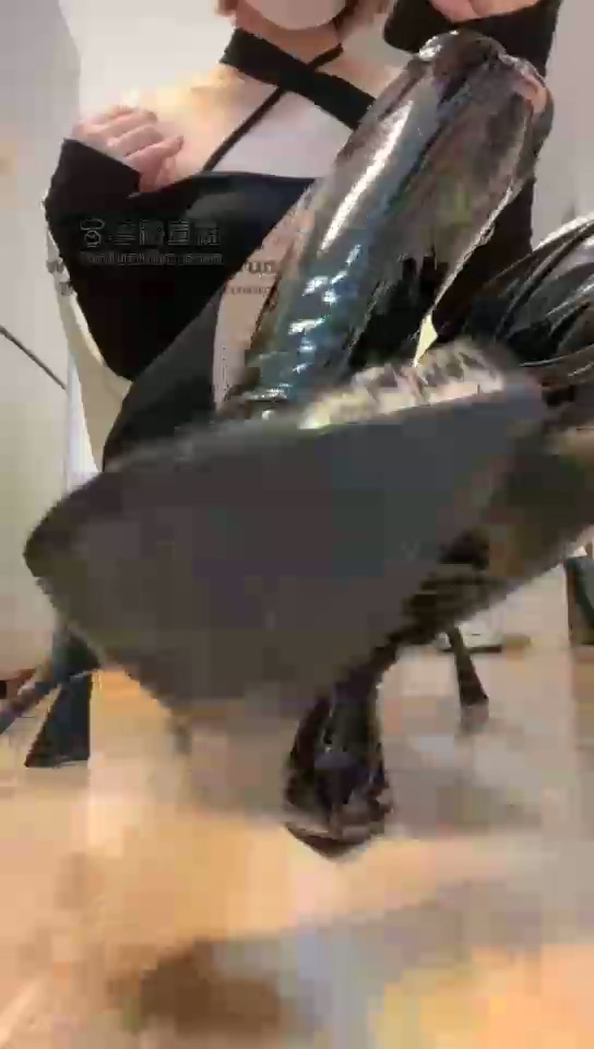 绘子sama 第一视角 红绿灯 期待已久的皮靴榨精【视频时长70分】  第4张